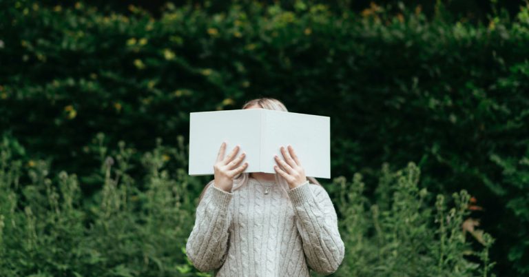31 Inspiring August Journal Prompts (+ Ideas)